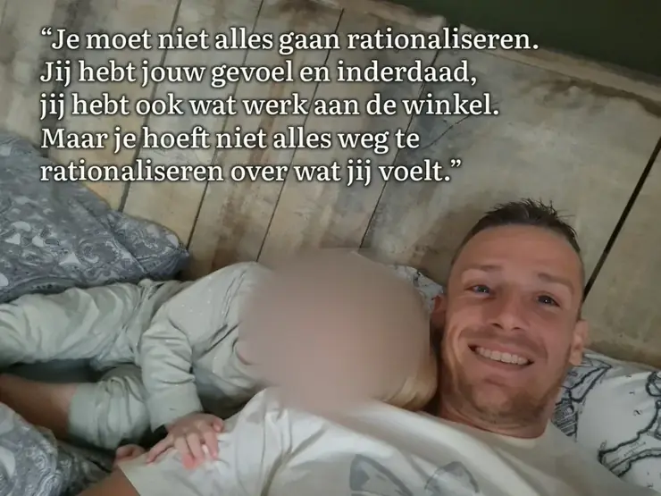 Thijs met zijn dochter, van wie het gezicht volledig is vervaagd