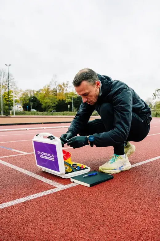 Thijs bereidt lactaatmateriaal voor op de atletiekbaan