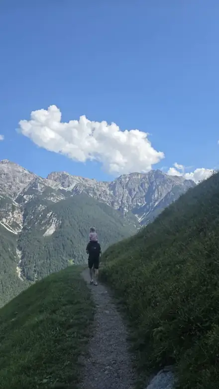 Wandelen op een bergpad, van achteren gefotografeerd