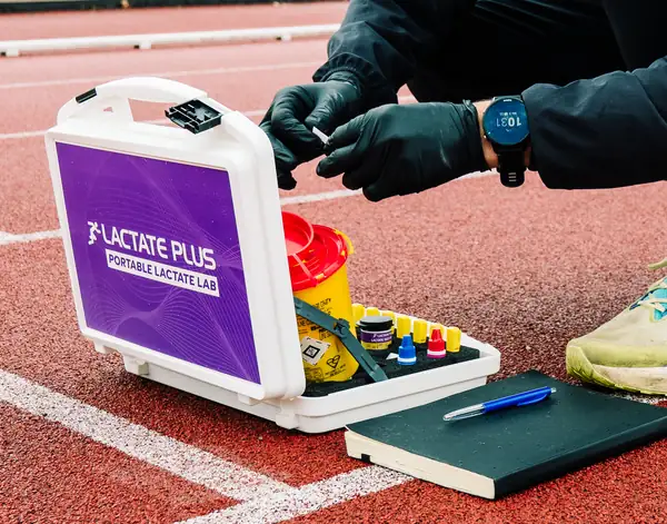 Open Lactate Plus-testkoffer met testmateriaal en handschoenen tijdens de voorbereiding.